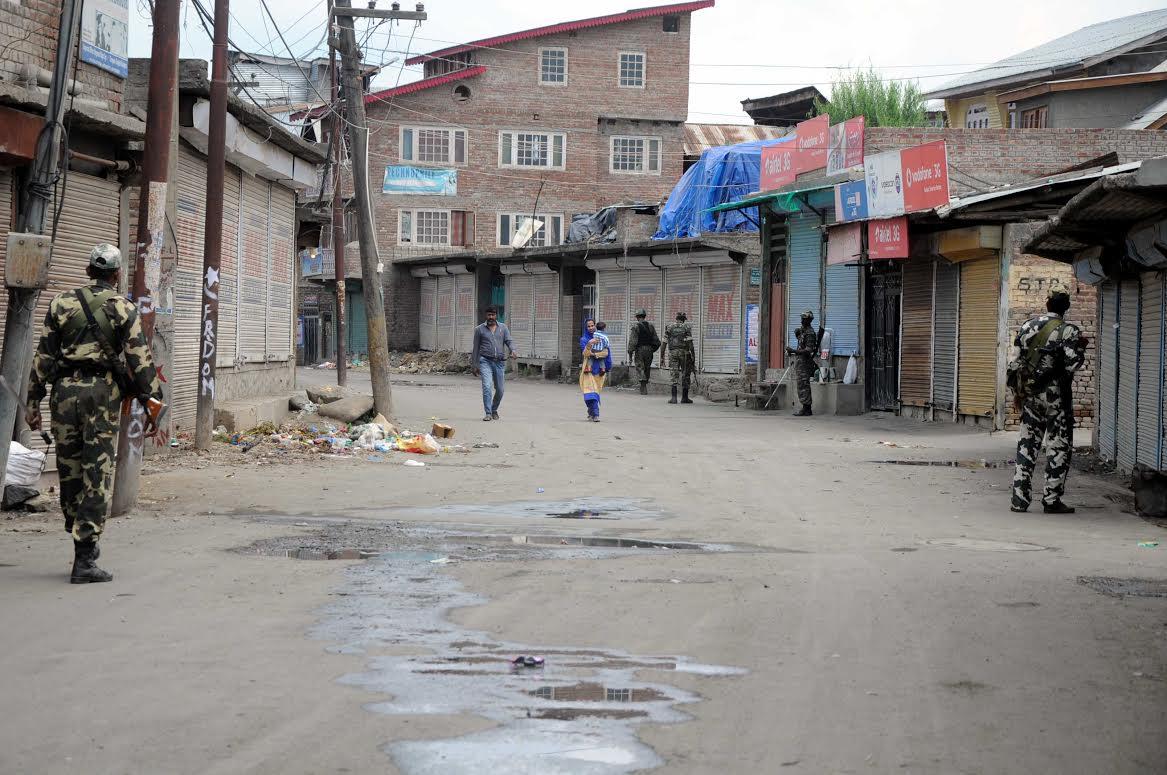 Curfew, shutdown continue on 31st day in Kashmir